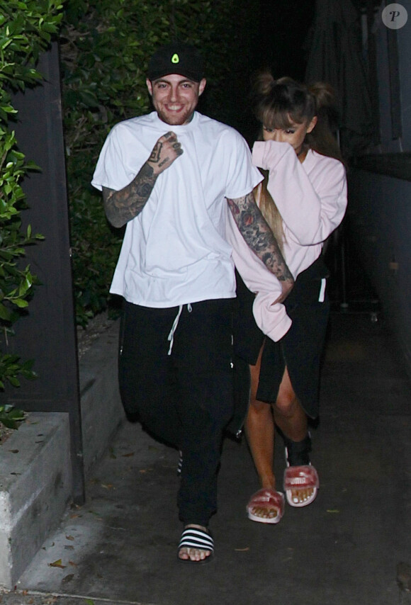 Exclusif - Ariana Grande et le rappeur Mac Miller roucoulent d'amour lors d’une sortie en couple à Los Angeles. Ariana porte une attelle à la cheville gauche et des claquettes en fourrure rose. Le 1er septembre 2016
