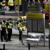 La police et les secours à la Manchester Arena après l'attentat-suicide à la bombe. Le terroriste s'est fait explosé lors du concert d'A. Grande, où étaient réunis plus de 20.000 personnes. A l'heure actuelle, le bilan s'élève à 22 morts dont des enfants et plus d'une cinquantaine de bléssés. Manchester, le 22 mai 2017.
