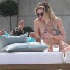 Bella Thorne se relaxe au bord d'une piscine avec Scott Disick et de sa soeur Dani Thorne lors du 70ème Festival International du Film de Cannes, le 24 mai 2017