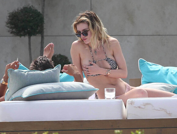 Bella Thorne se relaxe au bord d'une piscine avec Scott Disick et de sa soeur Dani Thorne lors du 70ème Festival International du Film de Cannes, le 24 mai 2017