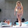 Bella Thorne se relaxe au bord d'une piscine avec Scott Disick et de sa soeur Dani Thorne lors du 70ème Festival International du Film de Cannes, le 24 mai 2017