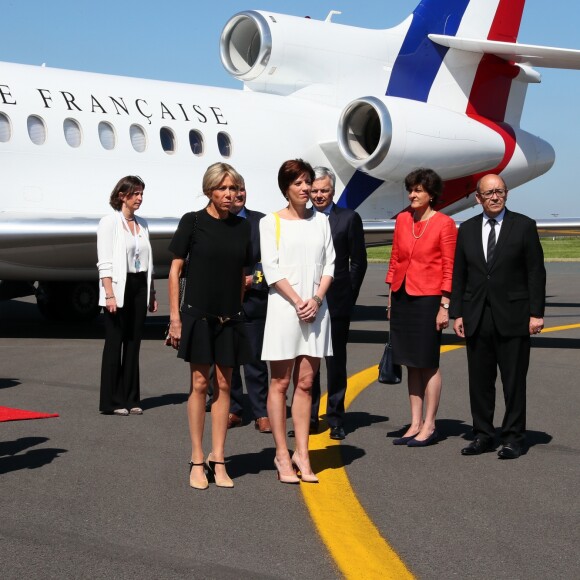 Semi-exclusif - Les deux premières dames, la femme du président français Brigitte Macron (Trogneux), la compagne du Premier ministre belge Amélie Derbaudrenghien, Sylvie Goulard, ministre des Armées et Jean-Yves Le Drian, ministre de l'Europe et des Affaires Etrangères - Le président de la république française et sa femme la première dame arrivent à l'aéroport militaire de Melsbroek, à Steenokkerzeel, Belgique, le 25 mai 2017, pour le sommet de l'OTAN. © Sébastien Valiela/Bestimage