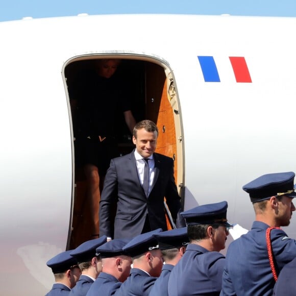 Semi-exclusif - Le président de la république française, Emmanuel Macron et le premier ministre belge, Charles Michel - Le président de la république française et sa femme la première dame arrivent à l'aéroport militaire de Melsbroek, à Steenokkerzeel, Belgique, le 25 mai 2017, pour le sommet de l'OTAN. © Sébastien Valiela/Bestimage