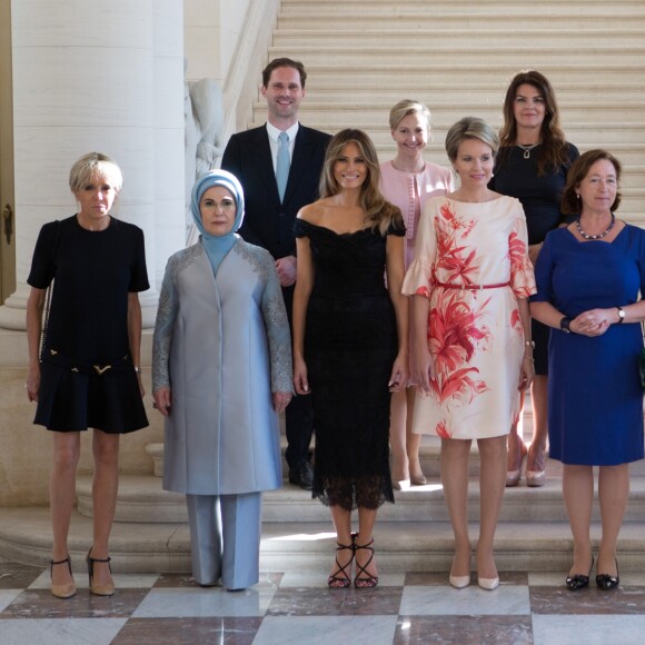 Photo de famille des conjoints des chefs d'Etat et de gouvernement sur les marches de l'escalier aux lions du Château Royal de Laeken: (de gauche à droite) Brigitte Macron (Trogneux) (France), Emine Gulbaran Erdogan, (Turquie), Melania Trump (Etats-Unis), la reine Mathilde de Belgique, Ingrid Schulerud (OTAN), Desislava Radeva (Bulgarie), Amelie Derbaudrenghien (Belgique), Gauthier Destenay (Luxembourg), Madame Stropnik (Slovénie), Madame Baldvinsdottir (Islande), à Bruxelles, Belgique, le 25 mai 2017.