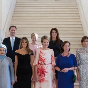 Photo de famille des conjoints des chefs d'Etat et de gouvernement sur les marches de l'escalier aux lions du Château Royal de Laeken: (de gauche à droite) Brigitte Macron (Trogneux) (France), Emine Gulbaran Erdogan, (Turquie), Melania Trump (Etats-Unis), la reine Mathilde de Belgique, Ingrid Schulerud (OTAN), Desislava Radeva (Bulgarie), Amelie Derbaudrenghien (Belgique), Gauthier Destenay (Luxembourg), Madame Stropnik (Slovénie), Madame Baldvinsdottir (Islande), à Bruxelles, Belgique, le 25 mai 2017.