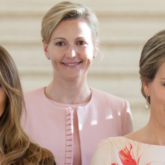 Photo de famille des conjoints des chefs d'Etat et de gouvernement sur les marches de l'escalier aux lions du Château Royal de Laeken: (de gauche à droite) Brigitte Macron (Trogneux) (France), Emine Gulbaran Erdogan, (Turquie), Melania Trump (Etats-Unis), la reine Mathilde de Belgique, Ingrid Schulerud (OTAN), Desislava Radeva (Bulgarie), Amelie Derbaudrenghien (Belgique), Gauthier Destenay (Luxembourg), Madame Stropnik (Slovénie), Madame Baldvinsdottir (Islande), à Bruxelles, Belgique, le 25 mai 2017.