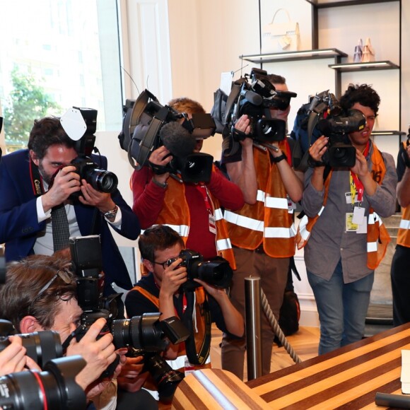 La première dame la femme du président français Brigitte Macron (Trogneux) - Les conjoints des chefs d'Etat visitent une boutique de la marque Delvaux "Le 27" à Bruxelles, Belgique, le 25 mai 2017. Delvaux se présente comme "la plus ancienne maison de maroquinerie de luxe du monde, fondée en 1829 à Bruxelles". © Sébastien Valiela/Bestimage