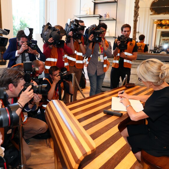 La première dame la femme du président français Brigitte Macron (Trogneux) - Les conjoints des chefs d'Etat visitent une boutique de la marque Delvaux "Le 27" à Bruxelles, Belgique, le 25 mai 2017. Delvaux se présente comme "la plus ancienne maison de maroquinerie de luxe du monde, fondée en 1829 à Bruxelles". © Sébastien Valiela/Bestimage