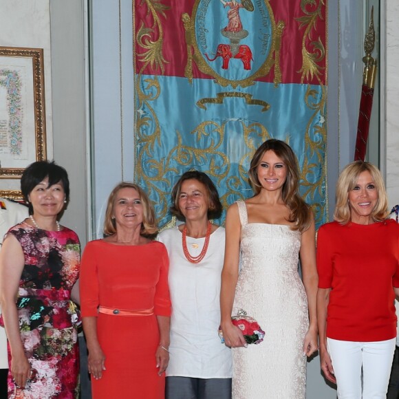 Akie Abe, la femme du premier ministre Japonais S. Abe, Malgorzata Tusk, la femme de D. Tusk (Président du conseil Européen), Emanuela Mauro, femme du premier ministre italien P.Gentiloni , Mélania Trump ( femme du président américain D.Trump), Brigitte Macron (Trogneux) femme du président français E.Macron, le maire de Catane Enzo Bianco et sa compagne Amanda Succi - Visite des conjoints des chefs d'États du G7 à la mairie de Catane en Sicile le 26 mai 2017 © Sébastien Valiela / Bestimage