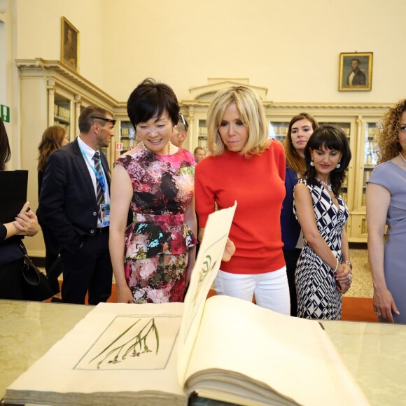 Akie Abe, la femme du premier ministre Japonais S. Abe, Brigitte Macron (Trogneux) femme du président français E.Macron et Amanda Succi (compagne du maire de Catane E. Bianco) - Les conjoints des chefs d'États du G7 en visite à la bibliothèque de Catane en Sicile le 26 mai 2017 © Sébastien Valiela / Bestimage