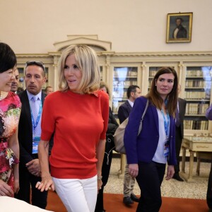 Akie Abe, la femme du premier ministre Japonais S. Abe, Brigitte Macron (Trogneux) femme du président français E.Macron et Amanda Succi (compagne du maire de Catane E. Bianco) - Les conjoints des chefs d'États du G7 en visite à la bibliothèque de Catane en Sicile le 26 mai 2017 © Sébastien Valiela / Bestimage