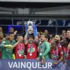 L'équipe du PSG brandissant la coupe - Finale de la coupe de France de football entre le PSG et Angers ( Victoire du PSG 1-0) au Stade de France, Saint-Denis le 27 mai 2017