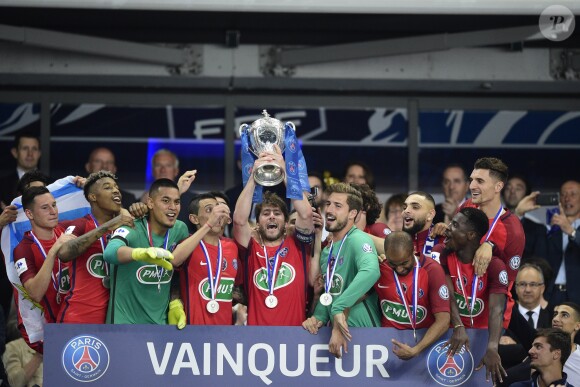 L'équipe du PSG brandissant la coupe - Finale de la coupe de France de football entre le PSG et Angers ( Victoire du PSG 1-0) au Stade de France, Saint-Denis le 27 mai 2017
