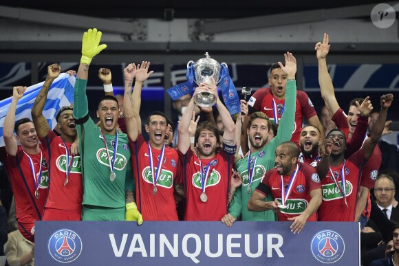 L'équipe du PSG brandissant la coupe - Finale de la coupe de France de football entre le PSG et Angers ( Victoire du PSG 1-0) au Stade de France, Saint-Denis le 27 mai 2017