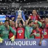 L'équipe du PSG brandissant la coupe - Finale de la coupe de France de football entre le PSG et Angers ( Victoire du PSG 1-0) au Stade de France, Saint-Denis le 27 mai 2017