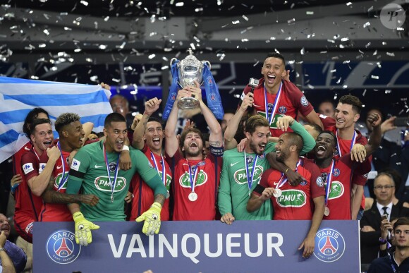 L'équipe du PSG brandissant la coupe - Finale de la coupe de France de football entre le PSG et Angers ( Victoire du PSG 1-0) au Stade de France, Saint-Denis le 27 mai 2017