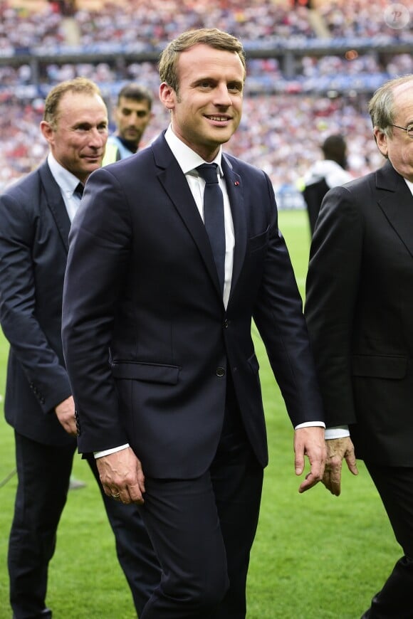 Le président Emmanuel Macron, Jean-Pierre Papin et Noël le Graët , président de la FFF - Finale de la coupe de France de football entre le PSG et Angers ( Victoire du PSG 1-0) au Stade de France, saint-Denis le 27 mai 2017  Final of the French Football Cup between PSG and Angers ( PSG won 1-0) at Stade de France, Saint-Denis on 27/05/201727/05/2017 - Saint-Denus