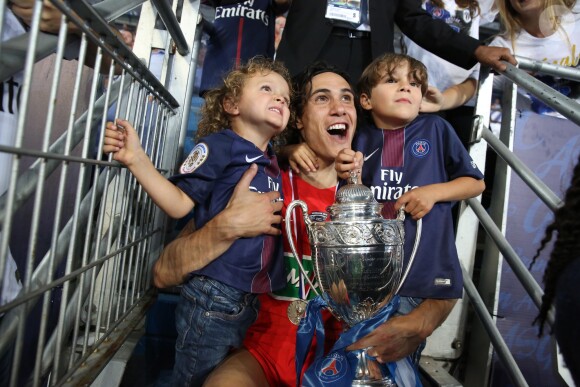 Edinson Cavani avec ses deux enfants - Finale de la coupe de France de football entre le PSG et Angers ( Victoire du PSG 1-0) au Stade de France, Saint-Denis le 27 mai 2017