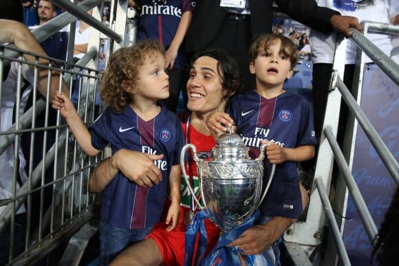 Edinson Cavani avec ses deux enfants - Finale de la coupe de France de football entre le PSG et Angers ( Victoire du PSG 1-0) au Stade de France, Saint-Denis le 27 mai 2017