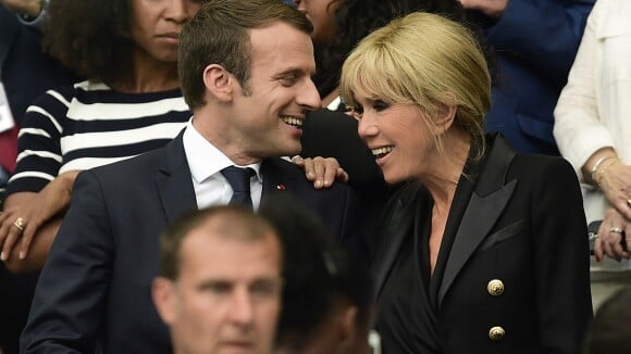 Angers-PSG : Emmanuel Macron et Brigitte, détendus avec Nicolas Sarkozy