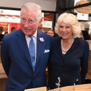 Le prince Charles, prince de Galles et Camilla Parker-Bowles, duchesse de Cornouailles visitent le marché couvert historique en parcourant les stands à la rencontre des vendeurs indépendants au Market Street à Oxford, le 16 mai 2017.