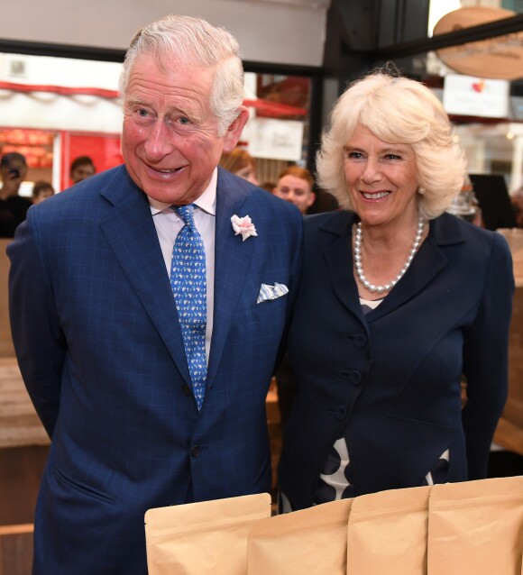 Le prince Charles, prince de Galles et Camilla Parker-Bowles, duchesse de Cornouailles visitent le marché couvert historique en parcourant les stands à la rencontre des vendeurs indépendants au Market Street à Oxford, le 16 mai 2017.