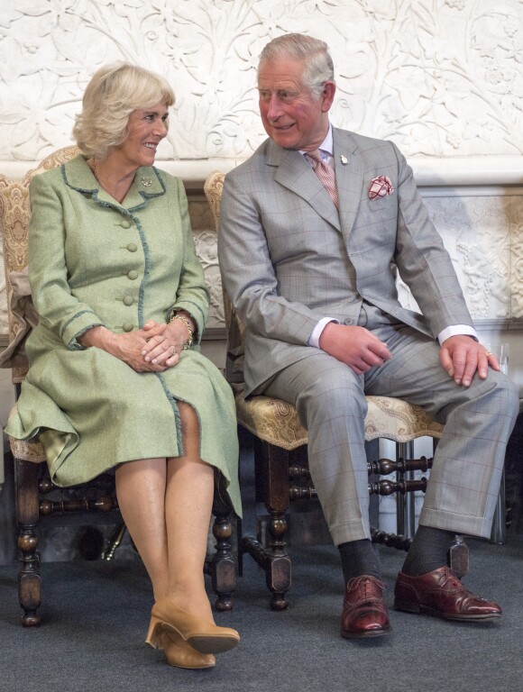 Le prince Charles et Camilla Parker Bowles, duchesse de Cornouailles, en visite au château de Kilkenny, à l'occasion de leur voyage en Irlande. Le 11 mai 2017