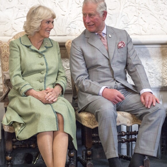 Le prince Charles et Camilla Parker Bowles, duchesse de Cornouailles, en visite au château de Kilkenny, à l'occasion de leur voyage en Irlande. Le 11 mai 2017