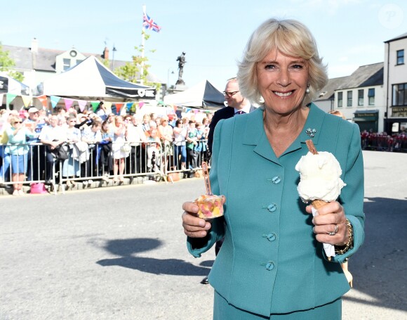 Camilla Parker Bowles, duchesse de Cornouailles, mange une glace dans le village de Dromore à l'occasion de leur visite en Irlande du Nord. Le 10 mai 2017