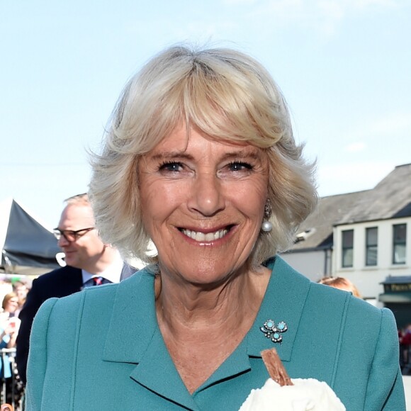 Camilla Parker Bowles, duchesse de Cornouailles, mange une glace dans le village de Dromore à l'occasion de leur visite en Irlande du Nord. Le 10 mai 2017