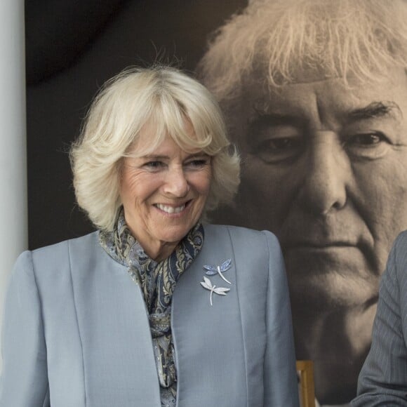 Le prince Charles, prince de Galles et Camilla Parker-Bowles, duchesse de Cornouailles visitant le nouveau centre de Bellaghy dédié au poète Seamus Heaney, le 9 mai 2017