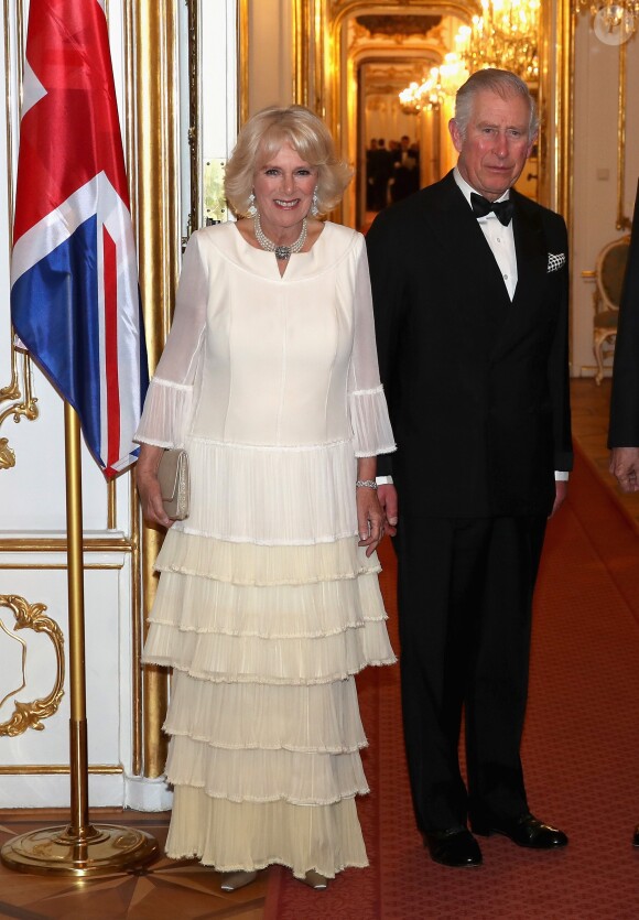 Le prince Charles, prince de Galles, et sa compagne Camilla Parker Bowles, duchesse de Cornouailles, dînent avec le président autrichien Alexander van der Bellen et sa femme Doris Schmidauer au palais Hofburg à Vienne, le 5 avril 2017.