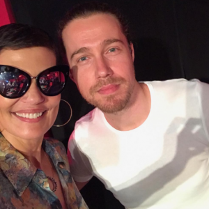 Cristina Cordula et Julien Doré se rencontrent enfin le 29 mai 2017 dans les coulisses de RTL.