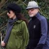George Clooney et sa femme Amal (Alamuddin), enceinte, se promènent en amoureux le long de la Tamise dans le Berkshire le 31 mars 2017.