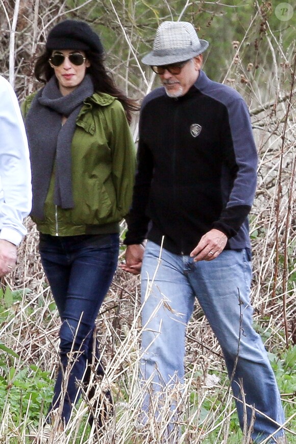 George Clooney et sa femme Amal (Alamuddin), enceinte, se promènent en amoureux le long de la Tamise dans le Berkshire le 31 mars 2017