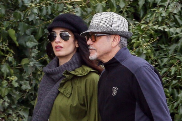 George Clooney et sa femme Amal (Alamuddin), enceinte, se promènent en amoureux le long de la Tamise dans le Berkshire le 31 mars 2017.