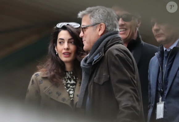 George Clooney et sa femme Amal Alamuddin (enceinte) quittent leur hôtel, L'Hôtel, à Paris pour se rendre à la gare du Nord. Le 26 février 2017
