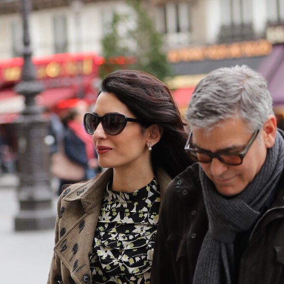 George Clooney et sa femme Amal Alamuddin (enceinte) quittent leur hôtel, L'Hôtel, à Paris pour se rendre à la gare du Nord. Le 26 février 2017