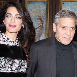 George Clooney et sa femme Amal Alamuddin (enceinte) sortent à minuit du restaurant Lapérouse à Paris le 25 février 2017