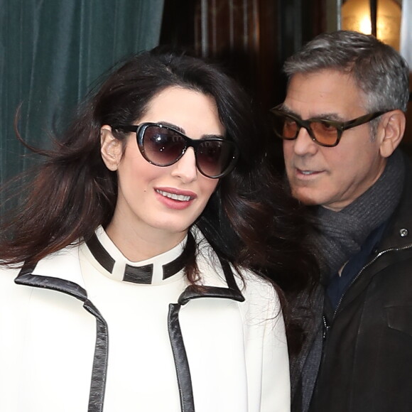 George Clooney et sa femme Amal Alamuddin (enceinte) à la sortie de leur hôtel, L'Hôtel, à Paris. Le 25 février 2017