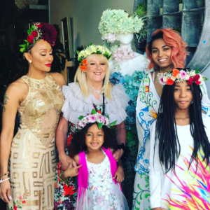 Mel B et sa mère se sont réconciliées. Elle pose avec ses trois filles et sa maman pour rendre hommage à son père, décédé d'un cancer en mars dernier - Photo publiée sur Instagram le 30 mai 2017