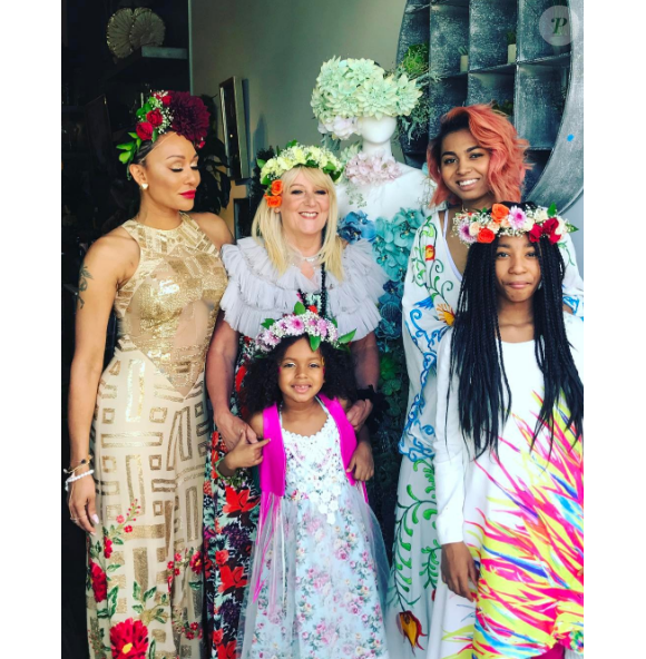 Mel B et sa mère se sont réconciliées. Elle pose avec ses trois filles et sa maman pour rendre hommage à son père, décédé d'un cancer en mars dernier - Photo publiée sur Instagram le 30 mai 2017