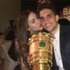 Marc Bartra célèbre sa victoire en Coupe d'Allemagne le 27 mai 2017 avec sa compagne Melissa Jiménez sur Instagram.