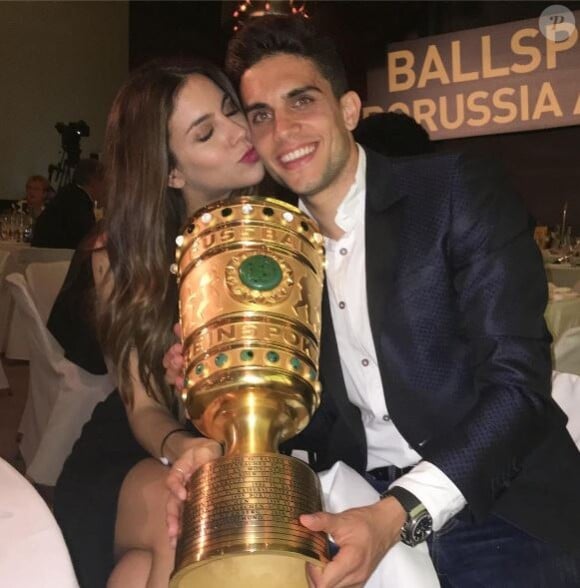 Marc Bartra célèbre sa victoire en Coupe d'Allemagne le 27 mai 2017 avec sa compagne Melissa Jiménez sur Instagram.
