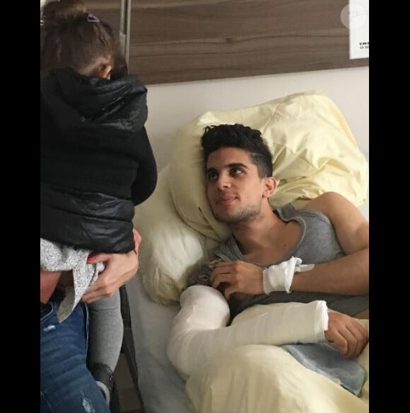 Marc Bartra reçoit la visite de sa compagne et de leur fille à l'hôpital. Instagram, avril 2017.