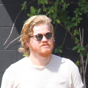 Kirsten Dunst et son nouveau compagnon Jesse Plemons dans les rues de Studio City. Kirsten Dunst et Garrette Hedlund se sont quittés en avril dernier. Mais d'après des photos publiées par JustJared.com, l'actrice de 34 ans a retrouvé l'amour dans les bras de Jesse Plemons, son compagnon dans la série Fargo. Le 29 mai 2016