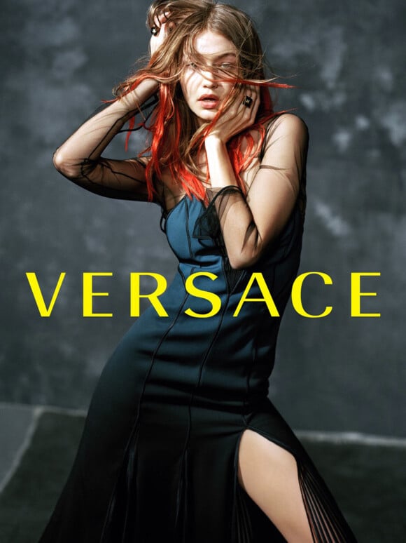 Gigi Hadid figure sur la campagne publicitaire (collection prêt-à-porter automne-hiver 2017) de Versace. Photo par Bruce Weber.