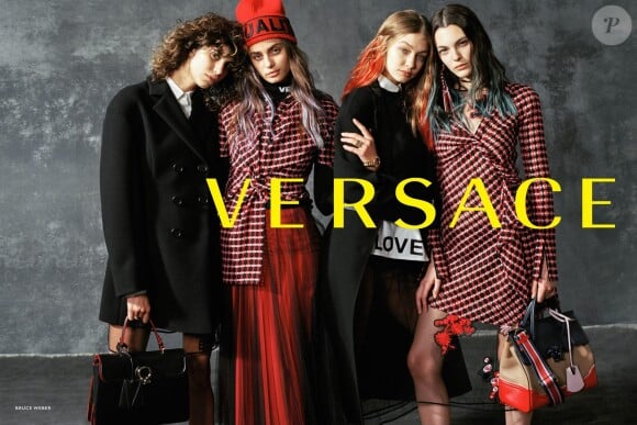Mica Argañaraz, Taylor Hill, Gigi Hadid et Vittoria Ceretti figurent sur la campagne publicitaire (collection prêt-à-porter automne-hiver 2017) de Versace. Photo par Bruce Weber.