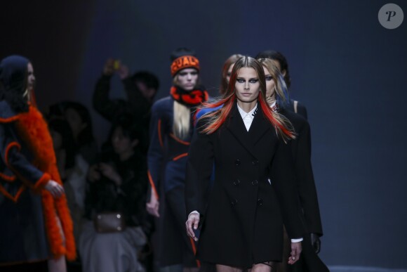 Défilé de mode prêt-à-porter "Versace", collection automne-hiver 2017/2018, à Milan. Le 24 février 2017.