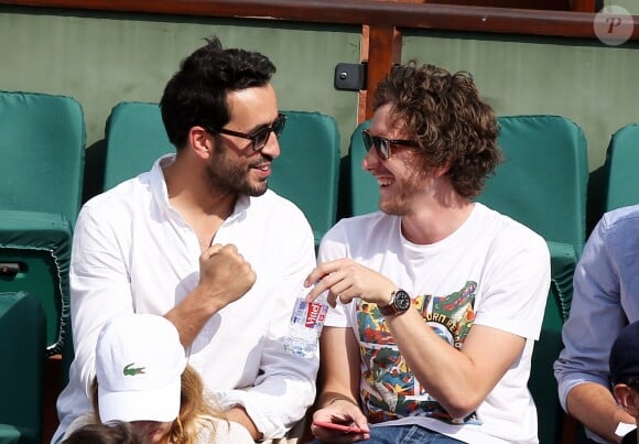 Jonathan Cohen et Baptiste Lecaplain dans les tribunes lors des internationaux de France de Roland Garros à Paris, France, le 1er juin 2017. © Jacovides-Moreau/Bestimage